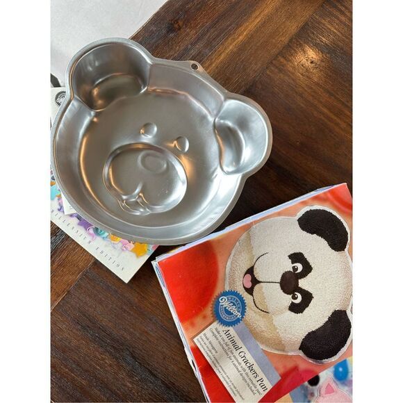 Vintage Wilton cake pan and year 2000 Cake decorating book - Picture 4 of 14